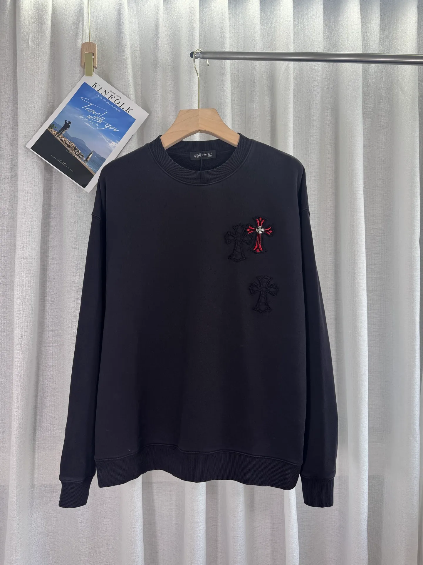 P280 top version, real shot without P, ​​different from market currency) 𝗖𝗵𝗿𝗼𝗺𝗲 𝗛𝗲𝗮𝗿𝘁𝘀/Cro Heart 2025 washed patch embroidery autumn and winter new original single counter American laser burnt 3D three-dimensional color embroidery couple casual sweatshirt 👑The highest version! Customized fabric 420g tripe terry fabric! American acid-washed and distressed original fabric laser burnt ✟appliqué embroidery and exquisite embroidery of letters! The best-selling model in the counter, very comfortable to wear. Accessories: original molded and authenticated collar label➕100% silk wash label. Genuine purchase-grade original hangtag➕matching hanging rope➕3D hanging beads➕original packaging bag. Craftsmanship: The original version has consistent wiring! The highest version of the armhole matching technique! Color: Green Black Size: S M L XL Style Number: 25-306